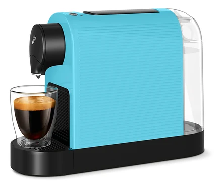 Türkisblaue Kaffeemaschine mit einer Tasse Kaffee.