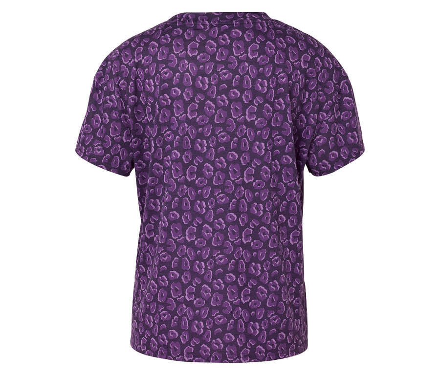 Detailansicht eines lila T-Shirts mit Leopardenmuster.