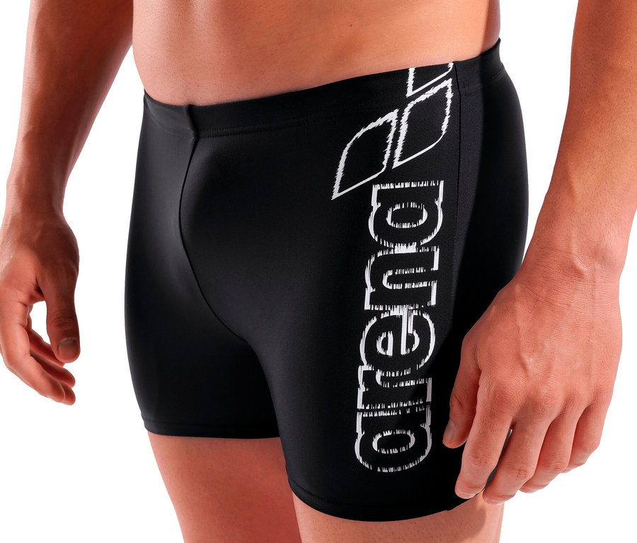 Mann posiert in schwarzer Arena Badehose Scratchy.