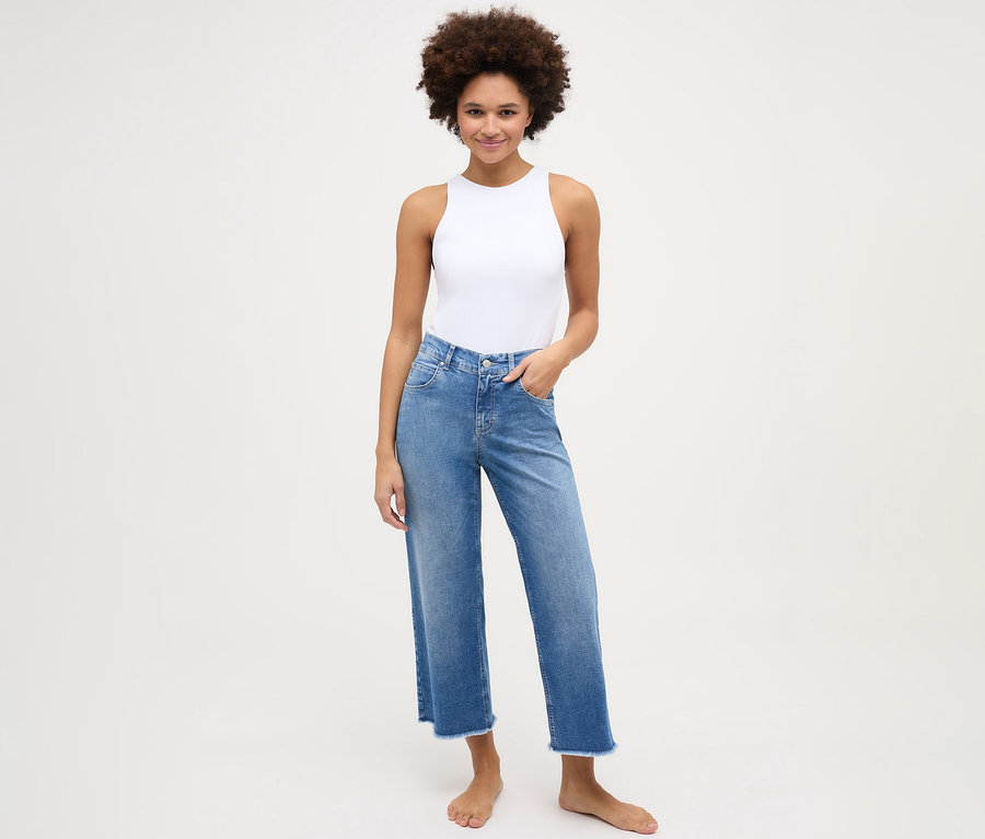 Frau trägt eine Jeans »Linn« Culotte Fransen in Hellblau.