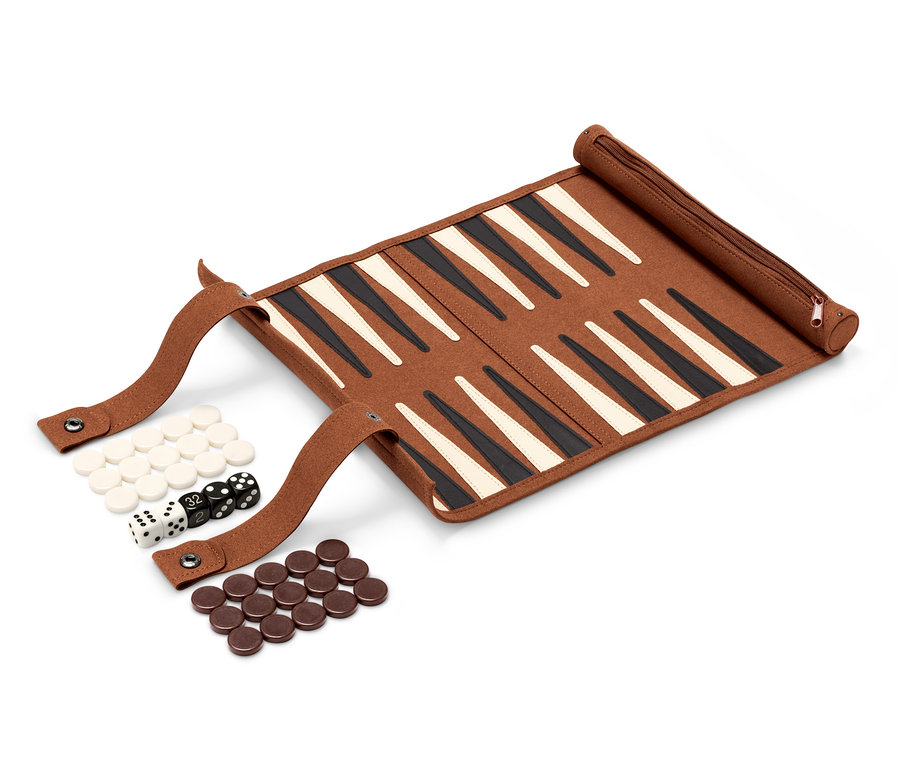 Ein aufgerolltes Backgammon mit Spielsteinen und Würfeln.
