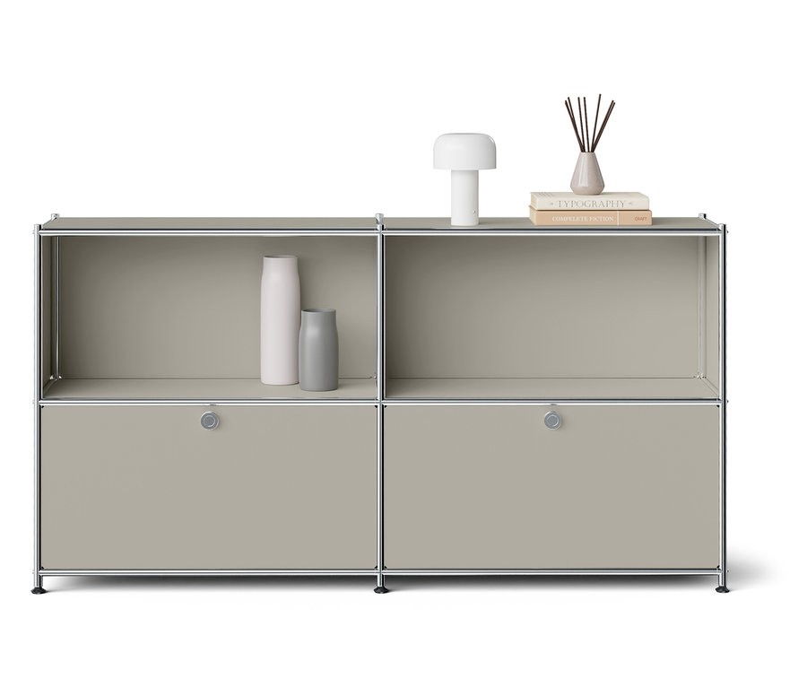 Grauer modularer Schrank mit zwei Schubladen, oben Vasen, Lampe und Duftstäbchen.