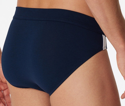 Mann von hinten trägt 3 SCHIESSER Slips, dunkelblau.