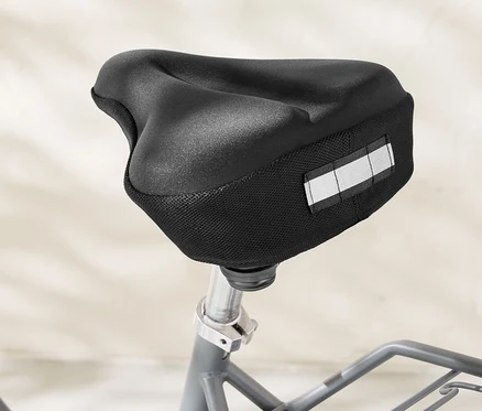 Detailansicht eines schwarzen Sattelbezugs mit Memoryfoam auf einem Fahrrad.