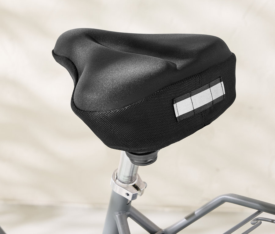 Detailansicht eines schwarzen Sattelbezugs mit Memoryfoam auf einem Fahrrad.