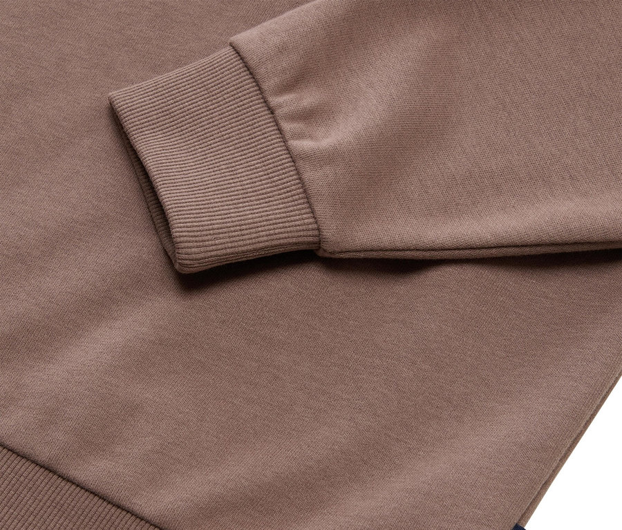 Nahaufnahme eines braunen Tom Tailor Sweatshirts mit gerippten Bündchen.