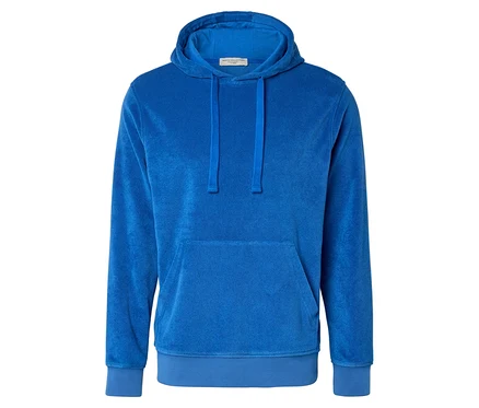 Blauer Frottee-Kapuzenpullover, isoliert auf Weiß.