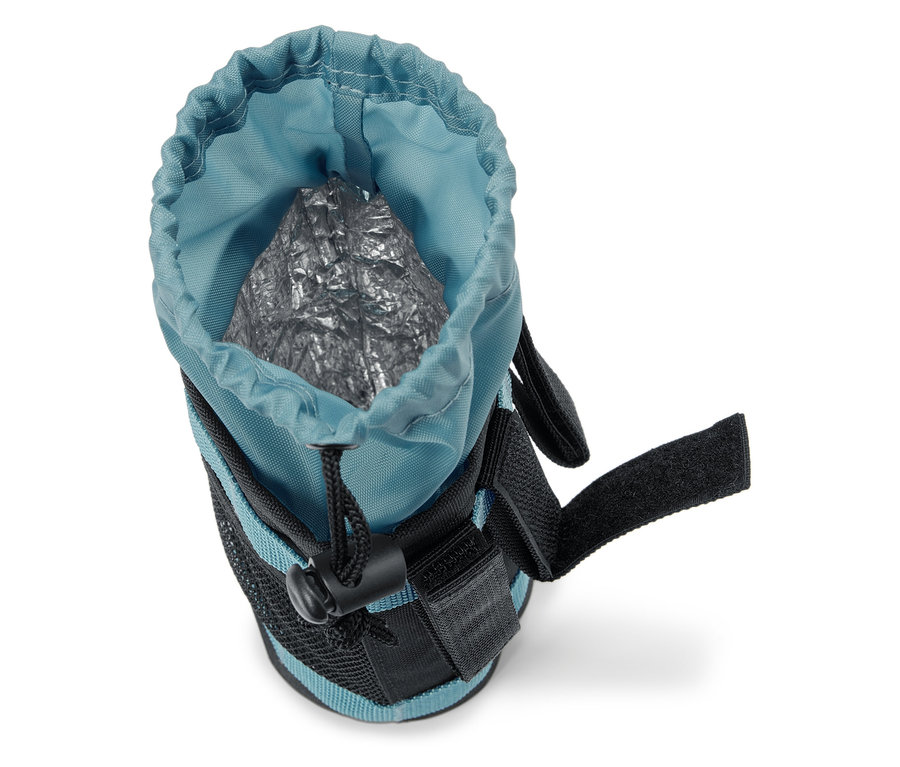 Ein offener, hellblauer Futterbeutel mit schwarzem Netz und silbernem Inhalt steht auf einem weißen Hintergrund.