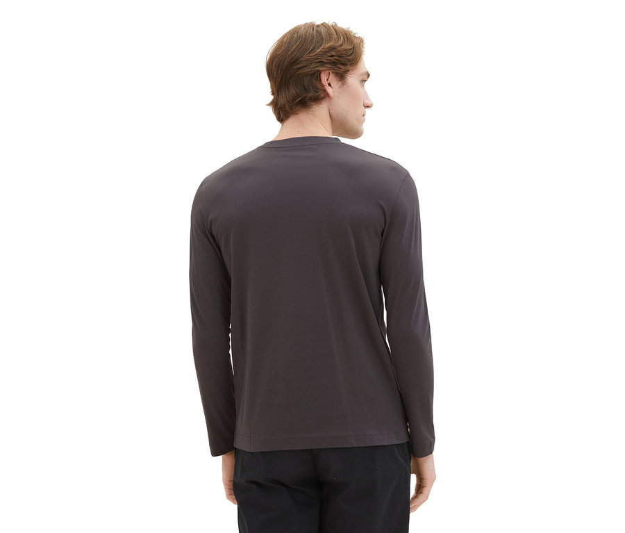 Mann von hinten mit Tom Tailor Longsleeve mit Logo in Dark Shadow und schwarzer Hose.