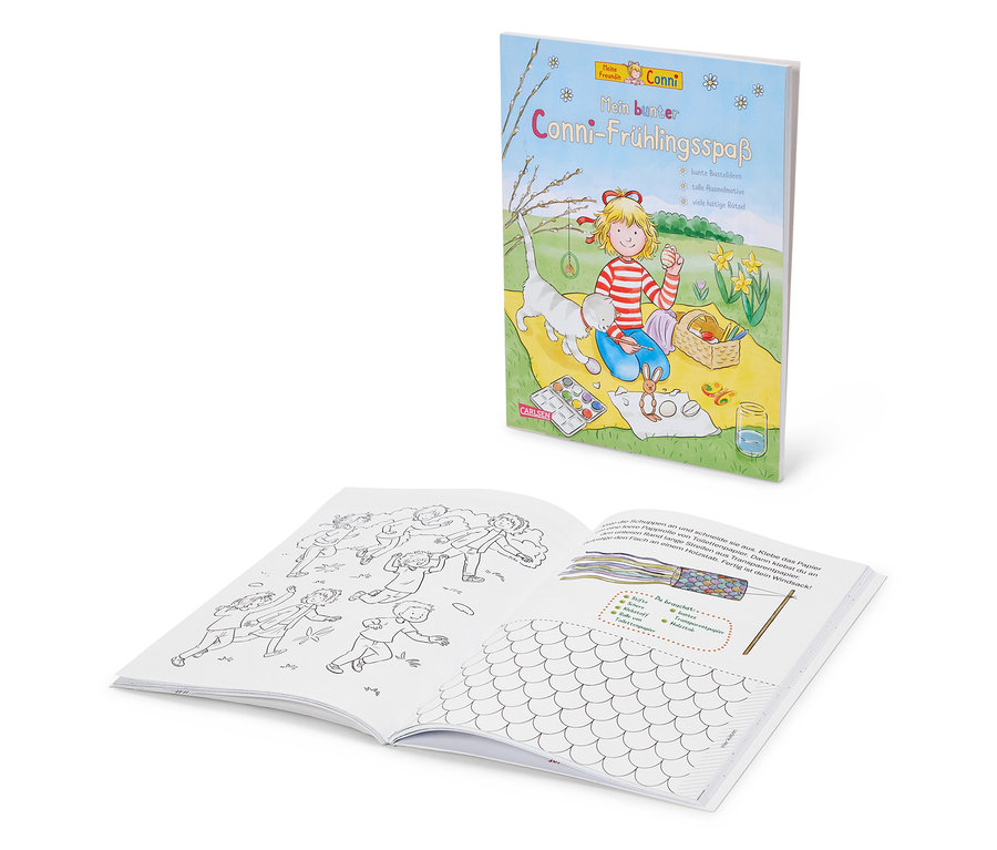 Zwei Kinderbücher liegen übereinander; das obere zeigt eine blonde Zeichentrickfigur, die mit einer Katze auf einer gelben Decke sitzt.