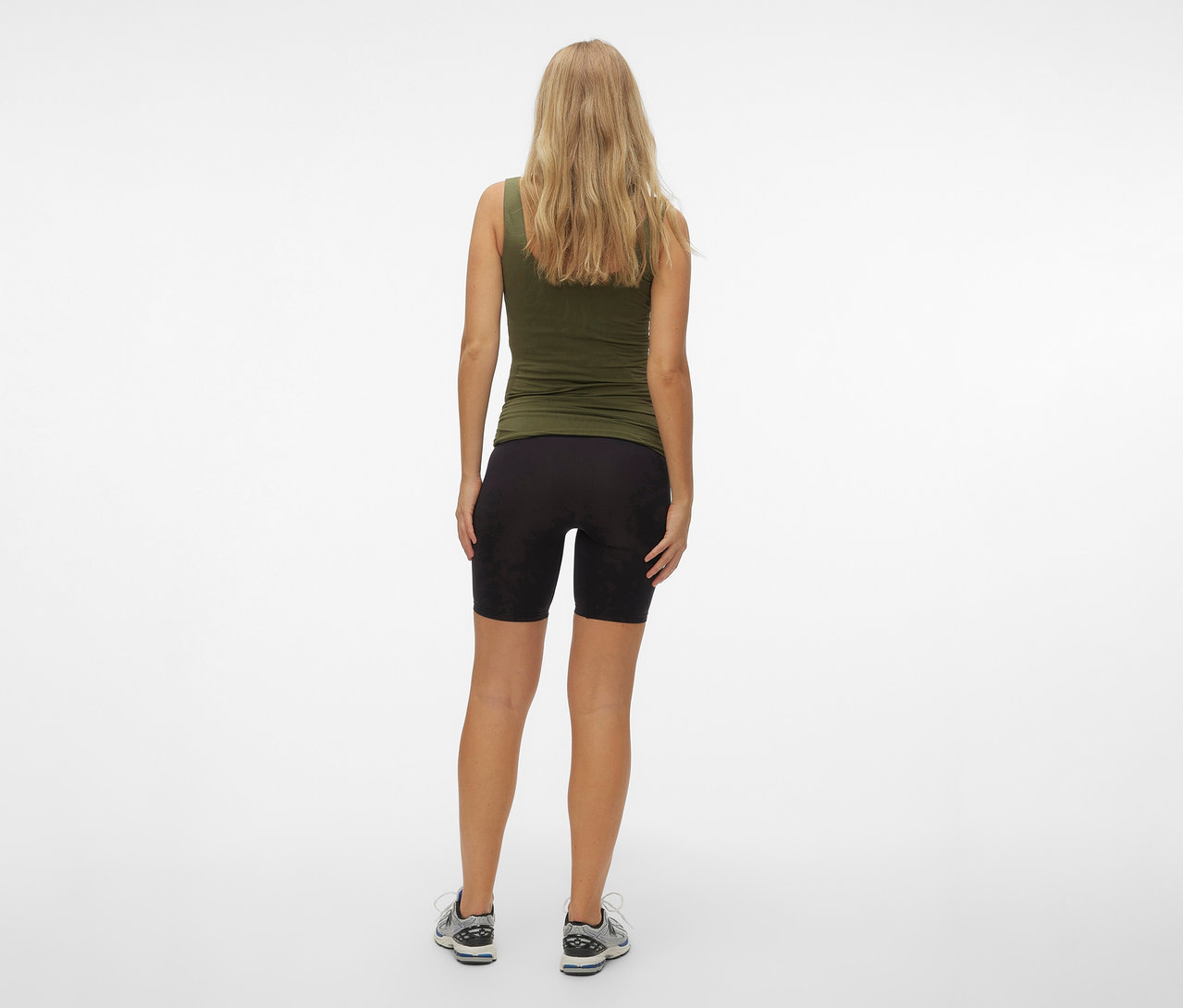 Rückansicht einer Frau mit olivgrünem Tanktop und schwarzen MAMALICIOUS Skinny Shorts »MLTIA JEANNE«, mellow buff.