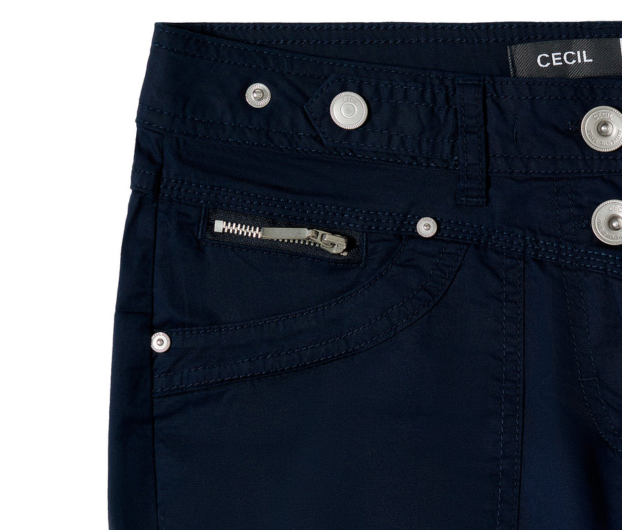 Detailansicht der Cecil 3/4-Hose »New York« in Navy mit Reißverschlusstasche und silbernen Knöpfen.