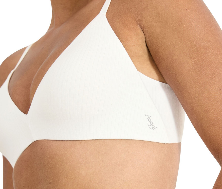 Frau trägt einen weißen Triangel-BH mit schmalen Trägern und Rippstruktur.