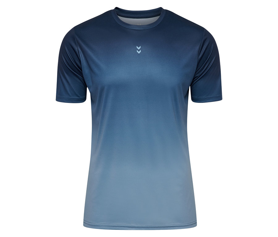 Nahaufnahme eines HUMMEL Herren-Funktionsshirts in einem Farbverlauf von Dunkel- zu Hellblau.