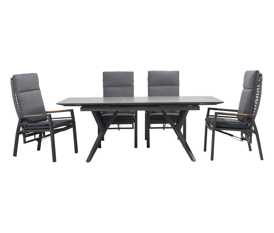 Esstisch mit vier Stühlen mit grauen Polstern.