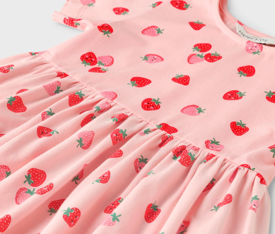 Nahaufnahme eines rosa Kinderkleides mit Erdbeermuster.