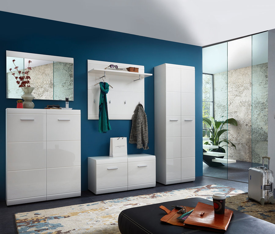 Weißes Schuhschrank »ADANA« steht neben einer Bank vor einer blauen Wand.