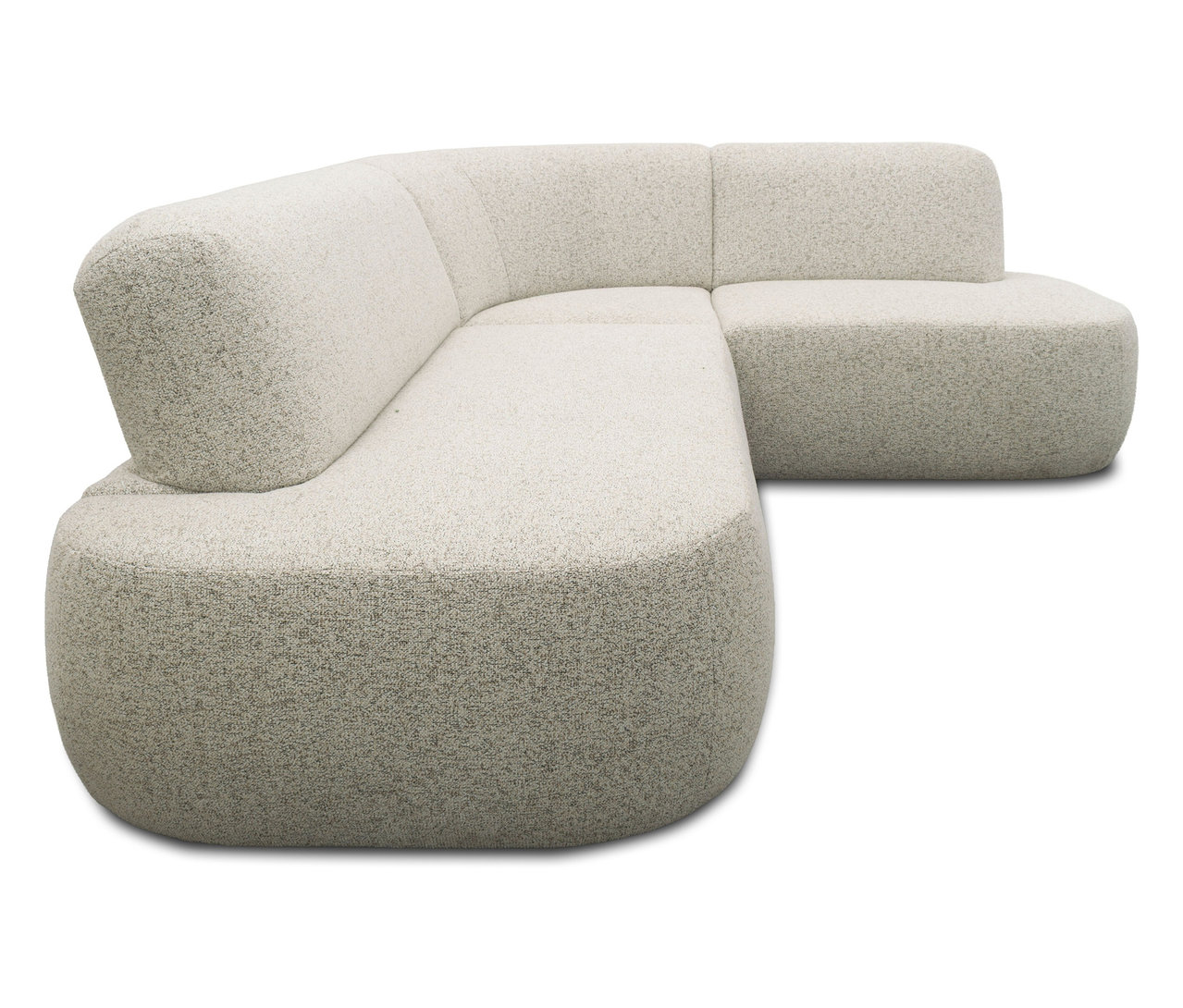 Ein cremefarbenes modulares Ecksofa mit abgerundeten Kanten steht auf einem weißen Hintergrund.