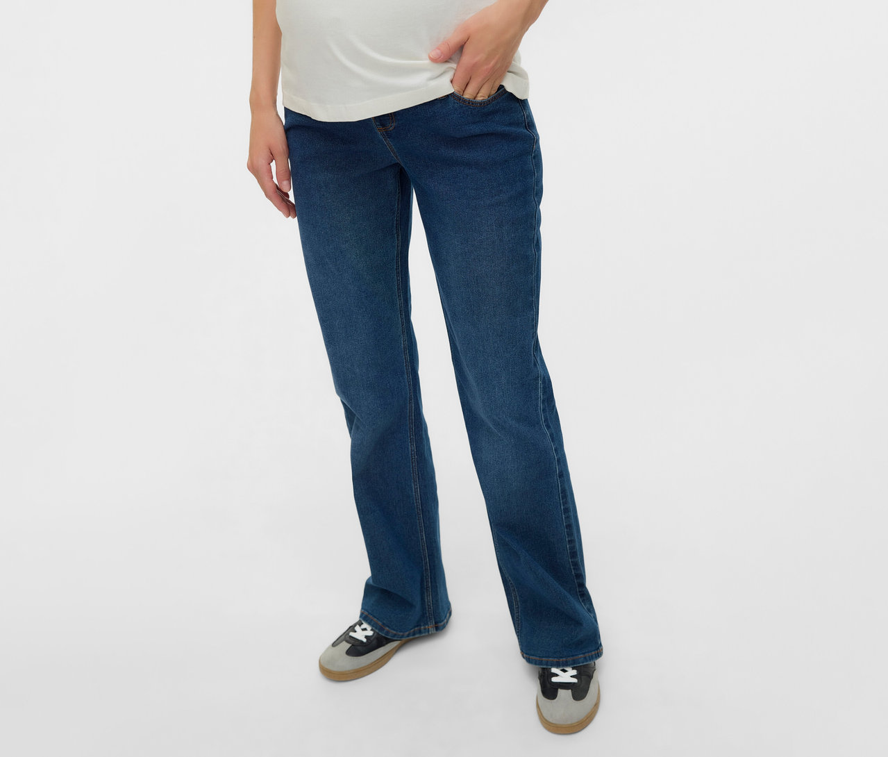 Schwangere mit MAMALICIOUS Flared Jeans »MLEDINA« und weißem Shirt, Hand in der Hosentasche.