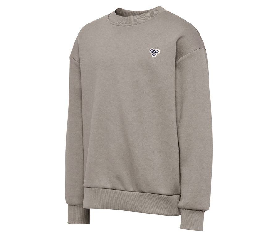 Brauner hummel® Sweater HMLJR Loose Crew Neck Bee mit kleinem Logo auf der Brust, seitlich aufgenommen.