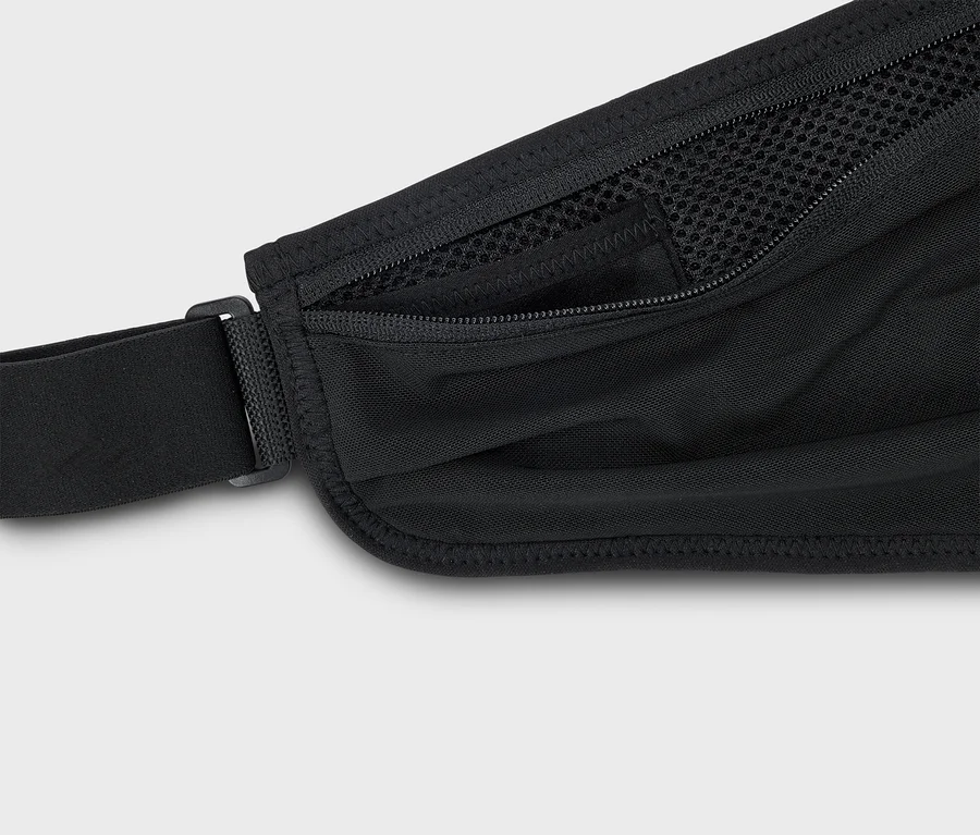 Nahaufnahme einer schwarzen Gürteltasche mit verstellbarem Riemen und Reißverschlusstasche.