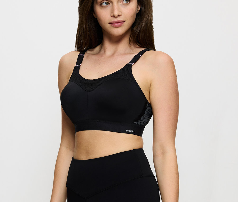 Frau trägt einen schwarzen Triaction Sport-BH und Leggings.