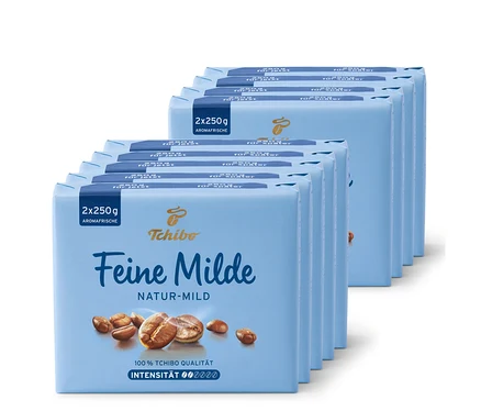 Eine Packung Feine Milde gemahlener Kaffee 9x500g von Tchibo. Die Packungen sind blau mit einer Abbildung von Kaffeebohnen.