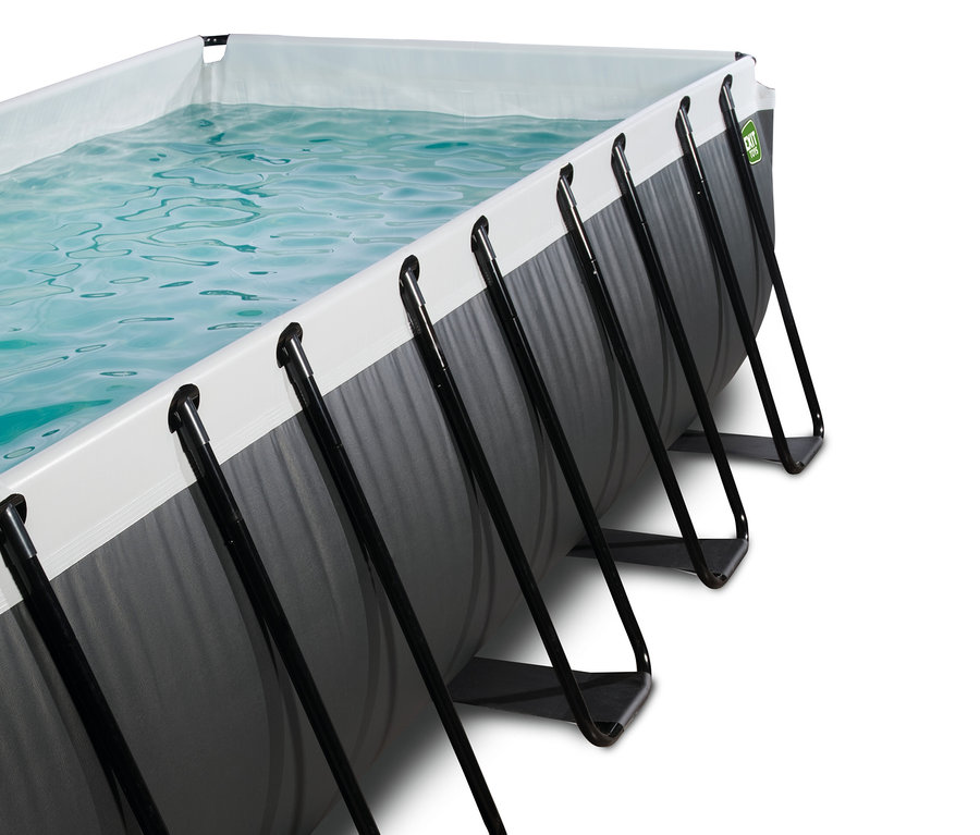 Ein rechteckiges EXIT Pool-Set in Lederoptik mit grauem Äußeren und weißem Rand, gefüllt mit blauem, welligem Wasser. Schwarze Metallstützbeine sind an der Seite sichtbar.