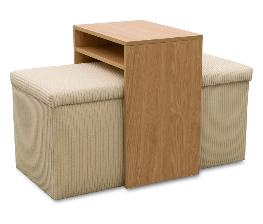 Ein heller Beistelltisch aus Holz mit einem Regal zwischen zwei beigen, gerippten Stoffhockern.