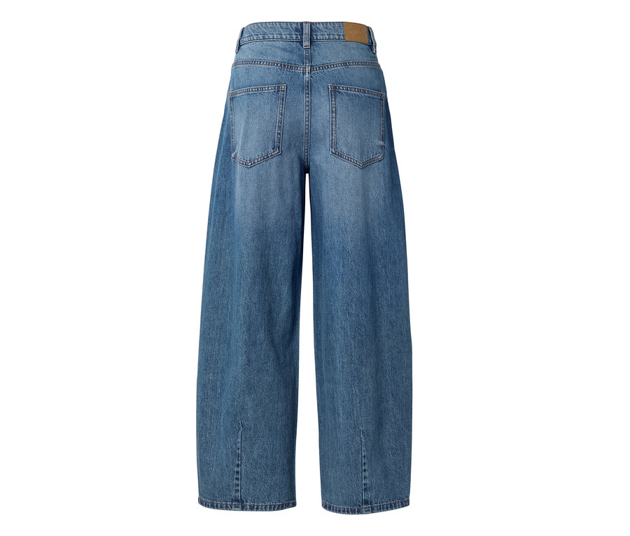Rückansicht einer mittelblauen, hoch taillierten, weit geschnittenen Jeans aus Denim mit zwei Gesäßtaschen und einem kleinen braunen Etikett am Bund.