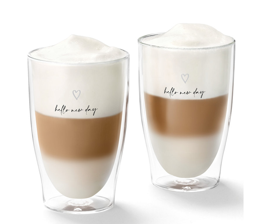 Zwei Latte Macchiato Gläser, bedruckt mit Herzchen.