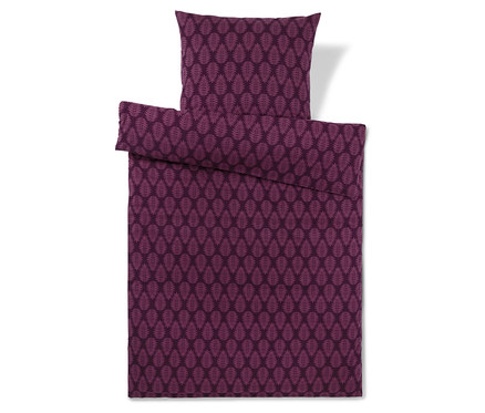 Ein dunkelviolettes Bettwäsche-Set mit einem helleren violetten Blattmuster. Der Kissenbezug liegt über dem gefalteten Bettbezug.