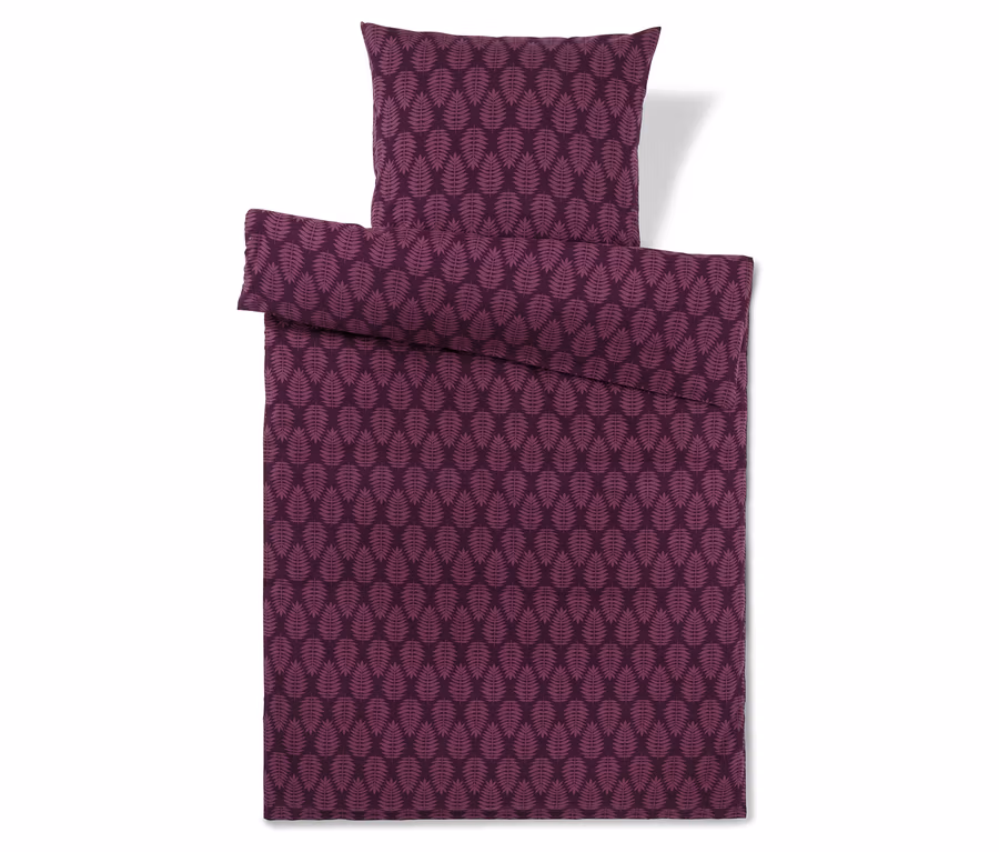 Ein dunkelviolettes Bettwäsche-Set mit einem helleren violetten Blattmuster. Der Kissenbezug liegt über dem gefalteten Bettbezug.