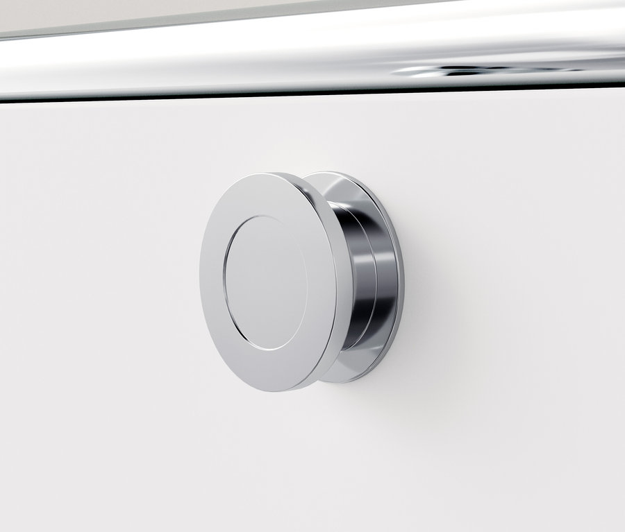 Detail einer weißen Metallkommode »CN3« mit rundem, silberfarbenem Griff.