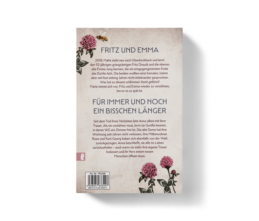 Rückseite eines Buches mit dem Titel "FRITZ UND EMMA" und dem Untertitel "FÜR IMMER UND NOCH EIN BISSCHEN LÄNGER". Oben links ist eine Biene über einer rosa Kleeblüte abgebildet, unten rechts zwei rosa Kleeblüten. Der Text beschreibt die Handlung des Buches und enthält eine ISBN und Artikelnummer.