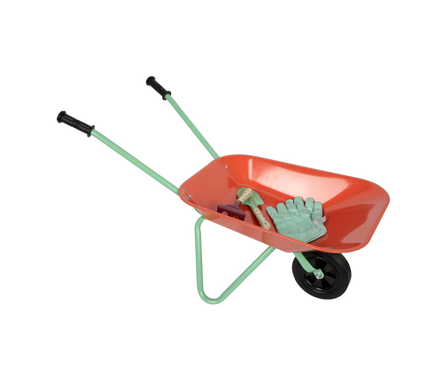 Orangefarbene small foot Schubkarre mit hellgrünen Griffen und Gestell, gefüllt mit Gartenwerkzeug: einer hellgrünen Schaufel, einem roten Rechen und hellblauen Handschuhen.