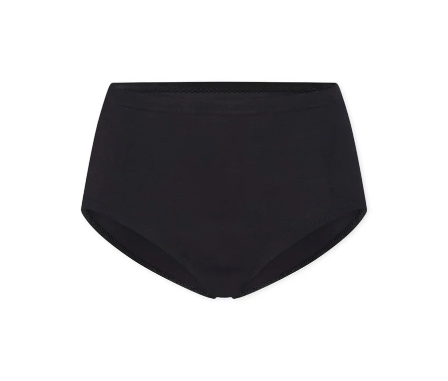 Schwarzer SCHIESSER Invisible Slip Maxi, flach auf weißem Hintergrund liegend.