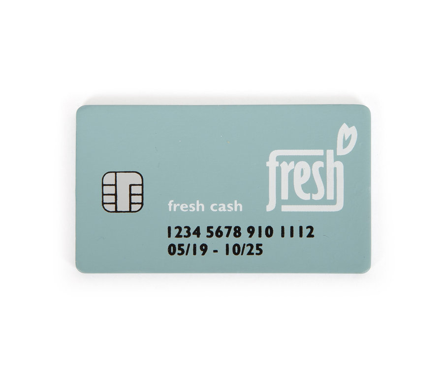 Hellblaue "fresh cash" Karte mit Chip und Zahlen.