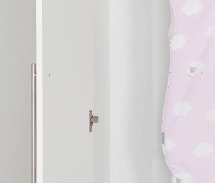 Innenansicht eines weißen Schranks mit Regalen, auf denen sich Kinderspielzeug und Accessoires befinden. Sichtbar ist das roba Kinderzimmer-Set »Maren« mit Bett, breiter Wickelkommode und 3-türigem Schrank