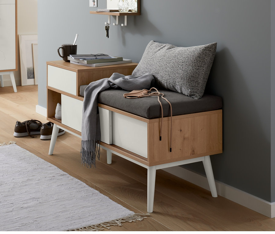 Flur mit Sitzbank mit Schuhfach, Spiegel und Schrank.