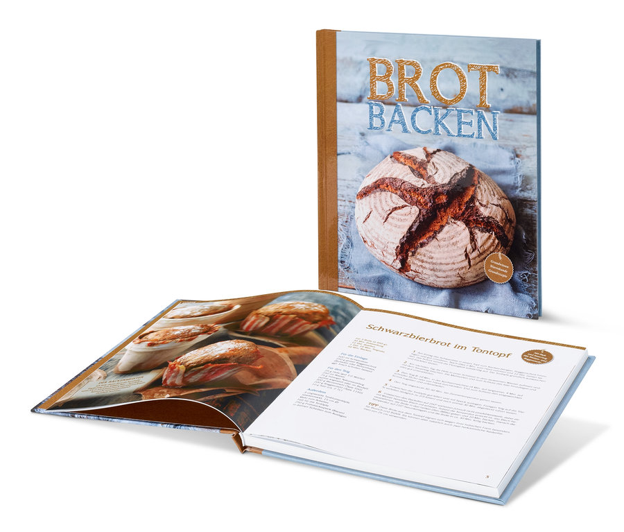 Zwei »Brot backen« Bücher liegen übereinander. Ein Buch ist offen, das andere geschlossen.