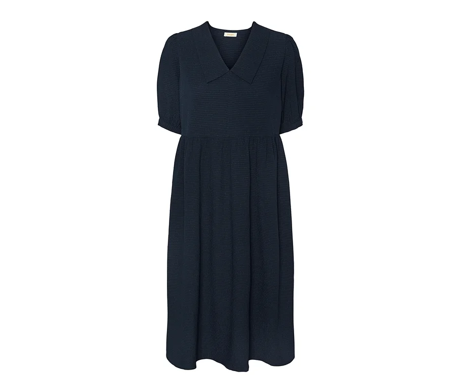 Ein marineblaues, gekrepptes Blusenkleid mit kurzen Ärmeln.