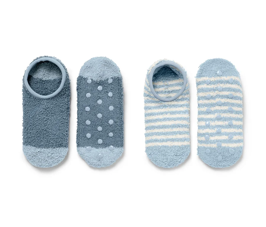 Zwei Paar blaue Hausschuh-Socken mit verschiedenen Mustern.