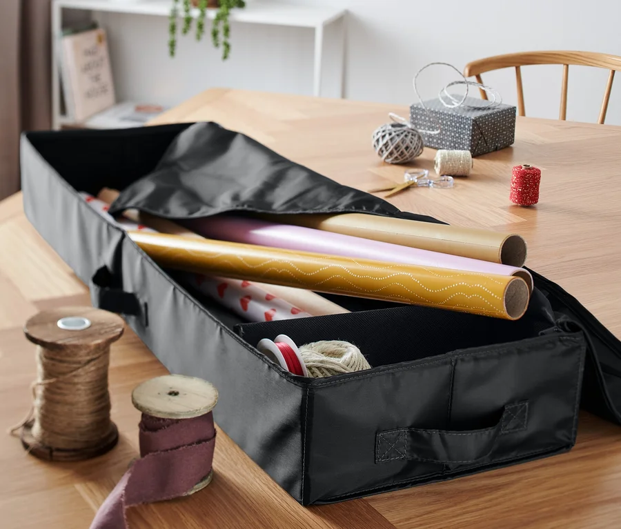Ein schwarzer Geschenkpapier-Organizer mit Geschenkpapier im Inneren.