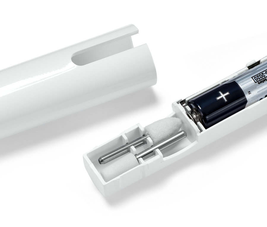 Detailaufnahme eines weißen Maniküre- und Pediküregeräts mit Aufsätzen und Batterie.