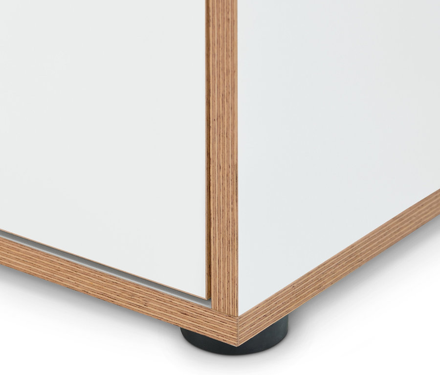 Detail einer weißen Kommode mit Furnierkante.