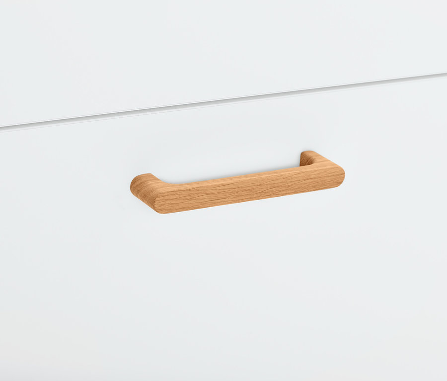 Detail einer weißen 2-in-1 Kommode und Kleiderschrank mit Holzgriff.