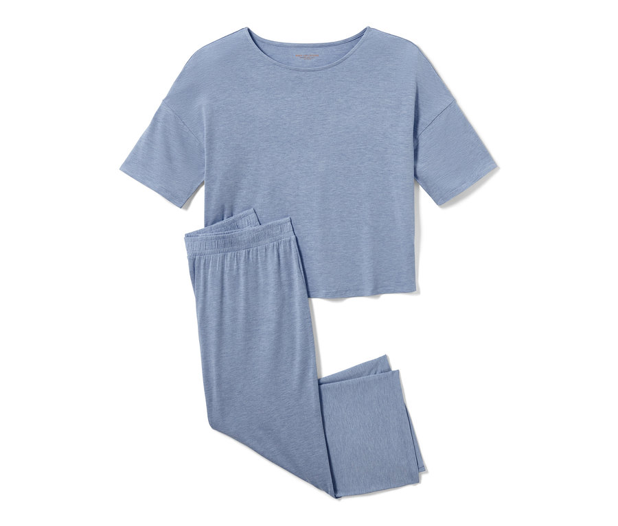 Blauer Pyjama in 3/4-Länge.