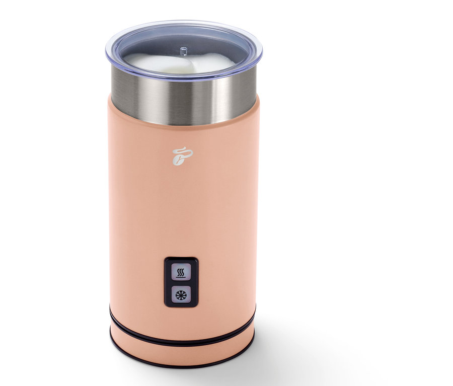 Ein apricotfarbener, elektrischer Milchaufschäumer.