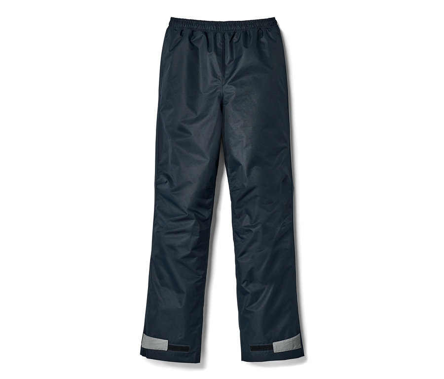 Eine dunkelblaue Kinder-Regenhose mit Reflektoren an den Beinenden.